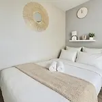 Avec Piscine, Acces Et Climatisation Apartment