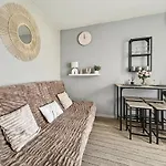 Avec Piscine, Acces Et Climatisation