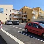 Avec Piscine, Acces Et Climatisation Apartment *