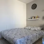 Avec Piscine, Acces Et Climatisation *