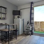 Avec Piscine, Acces Et Climatisation Apartment